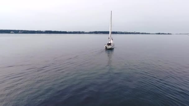 Yacht part du port. Aeral . — Video