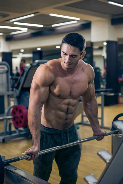 Muskulöser athletischer Bodybuilder Fitness-Model posiert nach Übungen im Fitnessstudio — Stockfoto