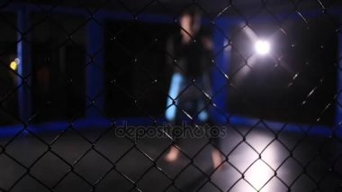 Kafesli savaşçı trenler.