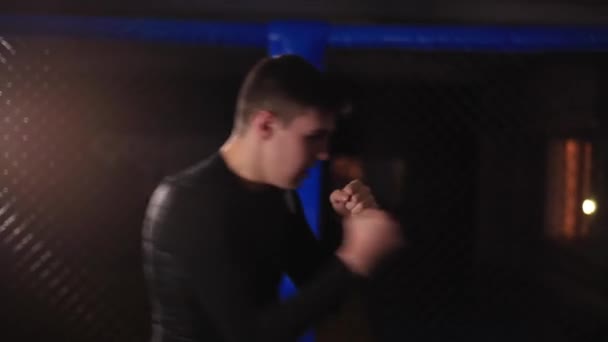 Treinamento de kickboxing lutador — Vídeo de Stock