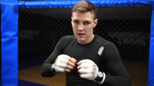 MMA fighter slår. Ung kille. — Stockvideo