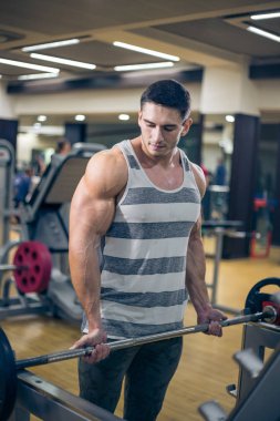 Seksi vücut geliştiricisi. eğlenceli spor salonunda. sağlıklı yaşam tarzı.