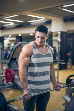 Konsantre güçlü biri. eğlenceli spor salonunda. sağlıklı yaşam tarzı.