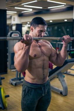 Sportif genç adam. eğlenceli spor salonunda. sağlıklı yaşam tarzı.