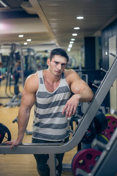 Bodybuilder in Jersey guarda in camera. divertimento in palestra. stile di vita sano . — Foto Stock