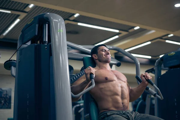 Esercizio fisico pesante. Sala dello Sport. Palestra, Guy. bodybilder — Foto Stock