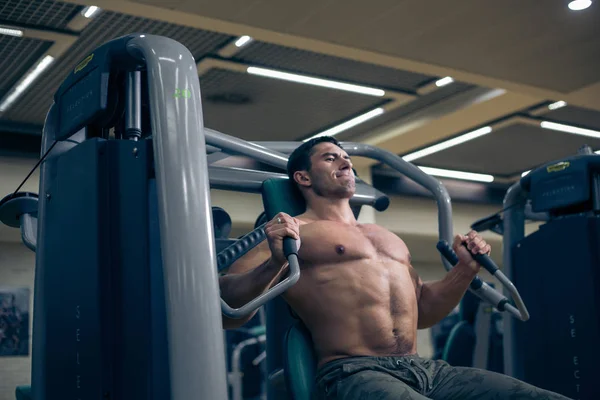 Allenamento uomo con simulatore in palestra — Foto Stock