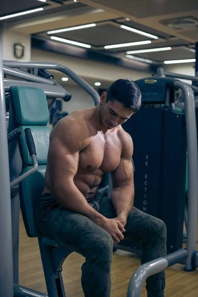 Hombre descansando después del ejercicio — Foto de Stock