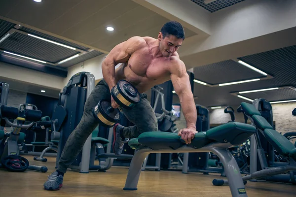 Uomo formazione bilanciere in palestra — Foto Stock