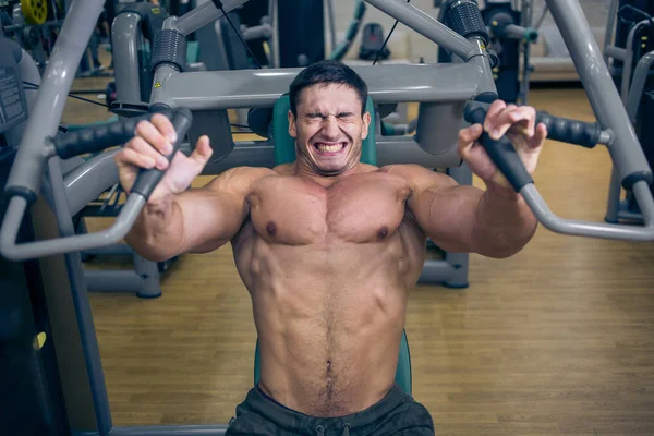 Ragazzo sportivo, divertimento in palestra — Foto Stock