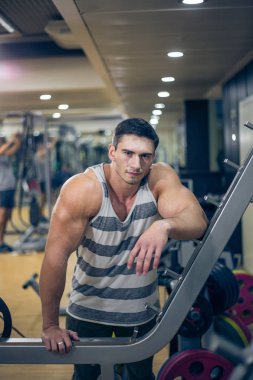 Adam ve eğitmen. Spor salonu. Eğitim dostum. Spor. Zor iş. Spor salonu.