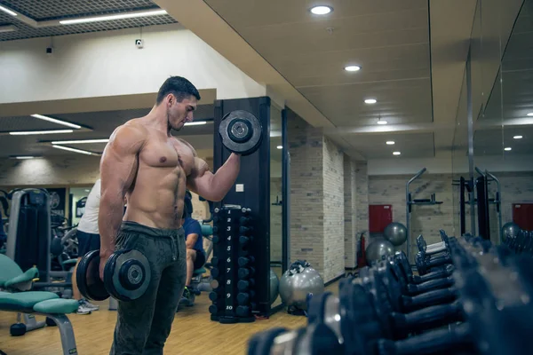 Entraînement bodybuilder. À la salle de sport. Formation des hommes . — Photo