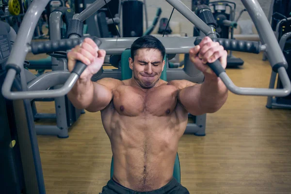 L'uomo trema in palestra — Foto Stock