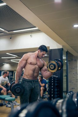 halterci bir spor salonunda egzersiz