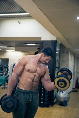 Adam ellerini koçluk spor salonunda
