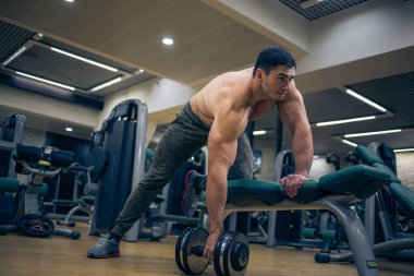 Adam ağırlık kaldırıyor.