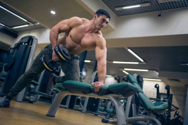 Adam ağırlık kaldırıyor.