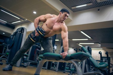 Adam ağırlık kaldırıyor.