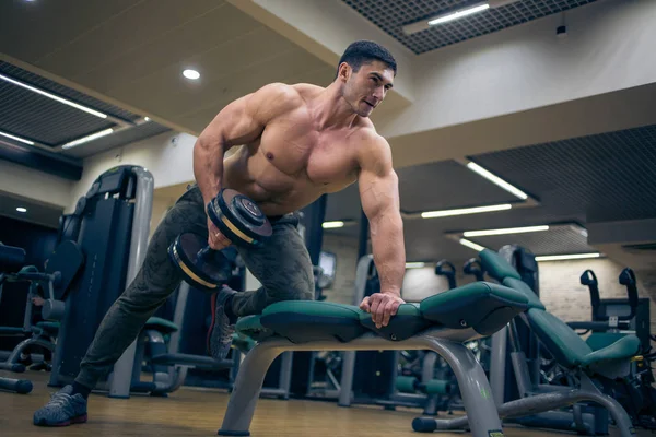 Fitness muž dělá cvičení v tělocvičně. — Stock fotografie