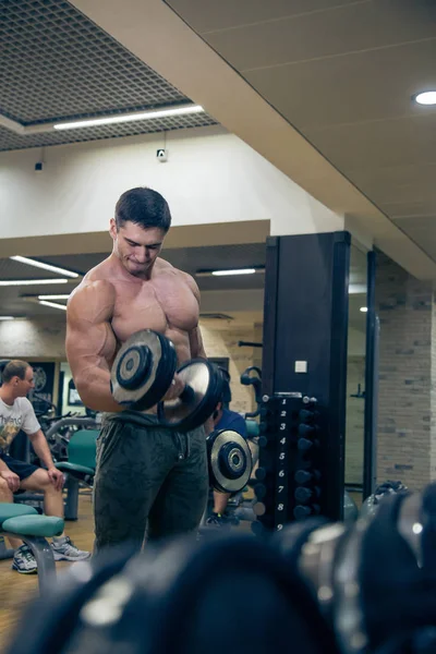 Bodybuilder trainiert Bizeps im Fitnessstudio — Stockfoto