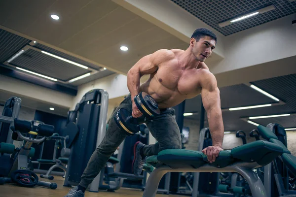 Bodybuilder si allena in palestra — Foto Stock