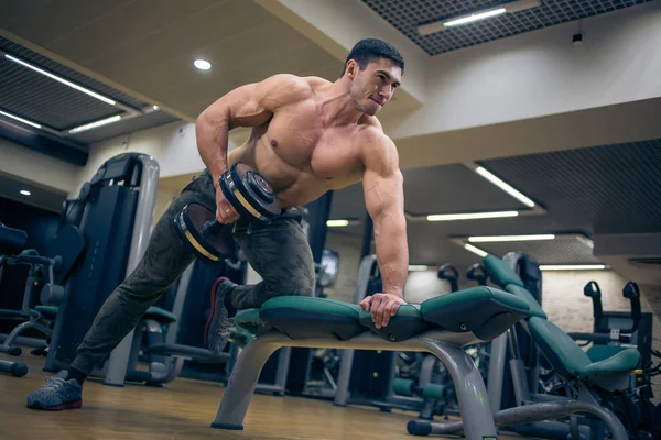 Uomo formazione bilanciere in palestra — Foto Stock