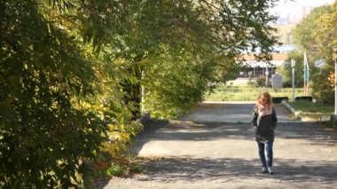 Kızıl saçlı kız parkta yürüyüş