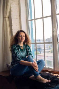 pencere ve genç kadın