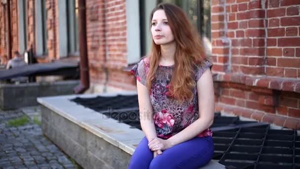 Kızıl saçlı kız onun düşüncelerinde — Stok video