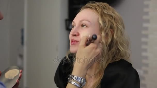 Блондинка модель для макияжа — стоковое видео
