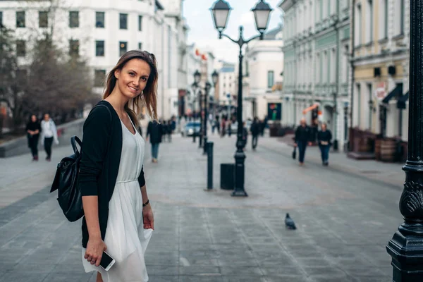 Viajar por Europa. Chica está caminando por la vieja calle — Foto de Stock