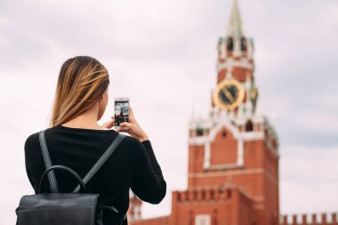 Sarışın kız Kremlin resmini yapar. Moskova'da turizm.