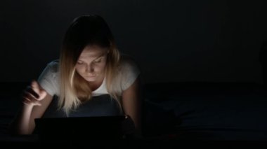 Güzel kız uyku önce dijital tablet kullanır.
