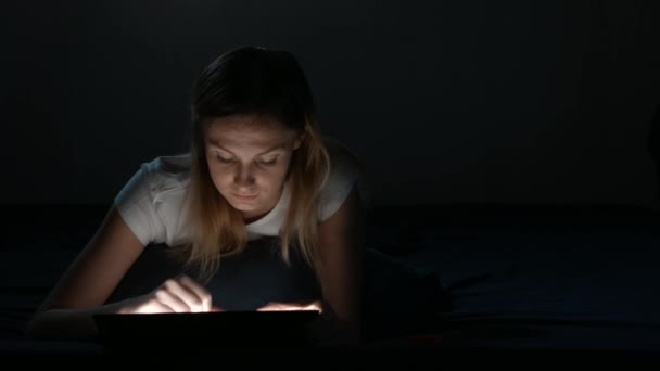 Blond tjej använder digital tablett isolerad svart. — Stockvideo