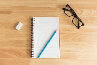 boş defter ile kalem ve silgi ahşap tablo, 