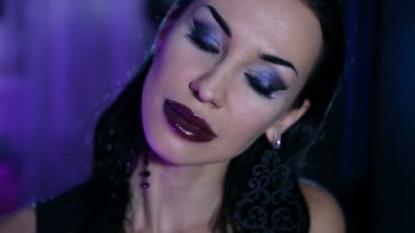 Güzel seksi şık kötü duygusal kadın 