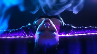 Gece parti, gece hayatı. Güzel seksi kadın dinlendirici bir gece kulübünde Chill-Out 