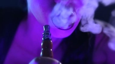 Gece parti, gece hayatı. Güzel seksi kadın dinlendirici bir gece kulübünde Chill-Out 