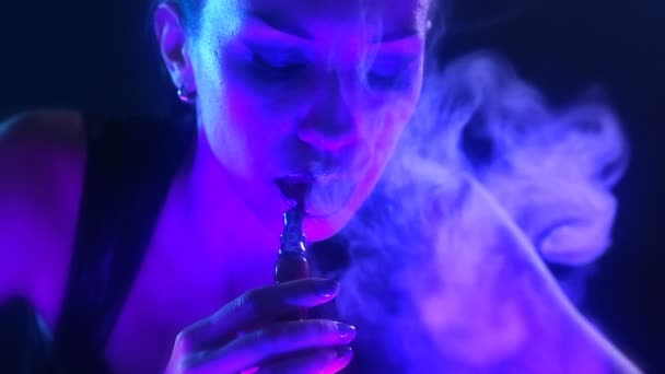 Nachtparty, Nachtleben. schöne sexy Frau entspannt sich im Chill-out in einem Nachtclub — Stockvideo