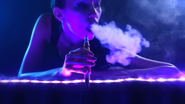 Fiesta nocturna, vida nocturna. Hermosa mujer sexy Relajarse en el Chill-out en un club nocturno — Vídeos de Stock