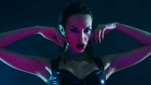 Nachtparty, Nachtleben. schöne sexy Frau entspannen im Chill-out in einem Nachtclub — Stockvideo