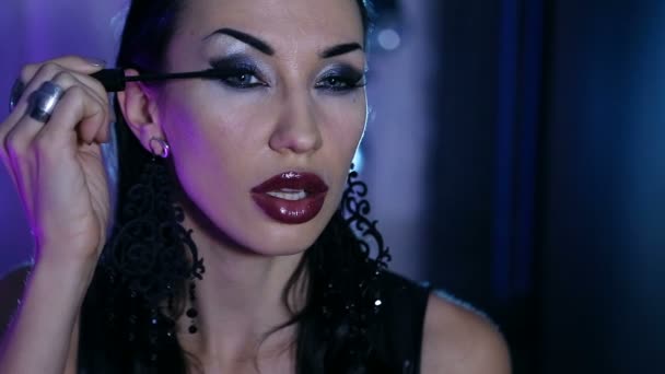 Sexy Frau bekommt ein Gala-Make-up am Abend. — Stockvideo