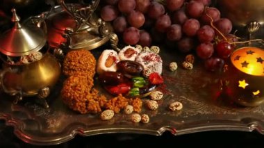 Vintage Fas tepsi üzerinde geleneksel oryantal tatlılar. Safran Masala çay fincan Hint baharat ile