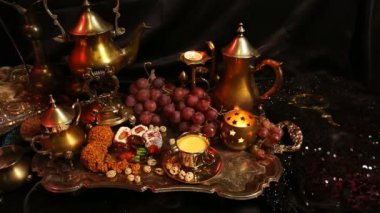 Bardağa eller ile oryantal takı çay yapma. Geleneksel Fas tatlılar. Safran Masala süt çay fincan