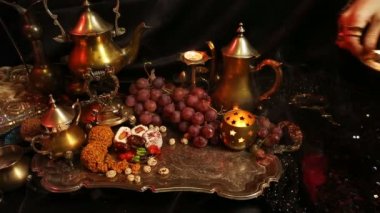 Bardağa eller ile oryantal takı çay yapma. Geleneksel Fas tatlılar. Safran Masala süt çay fincan