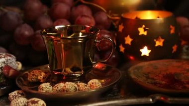 Bardağa eller ile oryantal takı çay yapma. Geleneksel Fas tatlılar. Safran Masala süt çay fincan