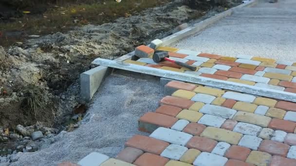 Colocação de lajes de pavimentação por mosaico close-up. pavimentação rodoviária, construção . — Vídeo de Stock