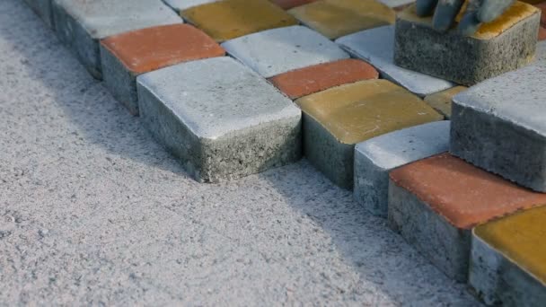 Verlegung von Pflasterplatten durch Mosaik in Nahaufnahme. Straßenpflaster, Straßenbau. — Stockvideo