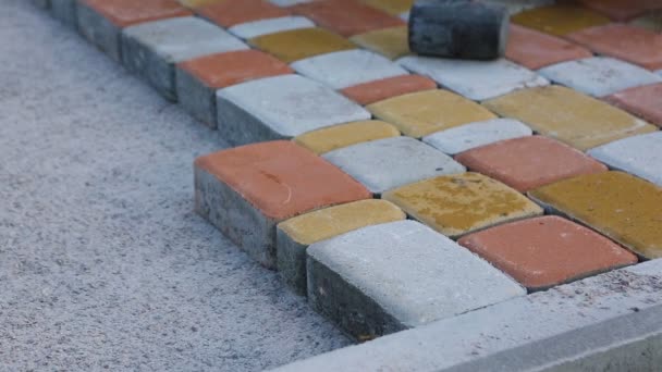 Colocação de lajes de pavimentação por mosaico close-up. pavimentação rodoviária, construção . — Vídeo de Stock