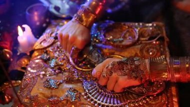 Altın oryantal takı ve Aksesuar: takı ve ayna ile eller.